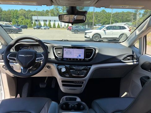 Used 2024 Chrysler Pacifica Touring-L FWD image 8
