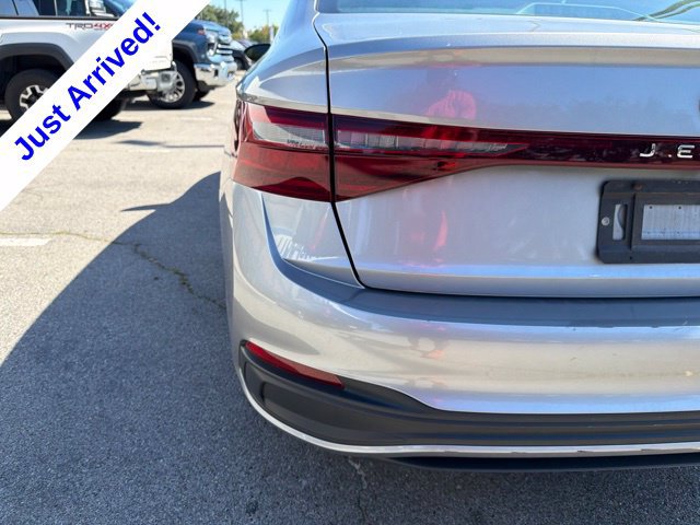 Used 2025 Volkswagen Jetta SE FWD image 15