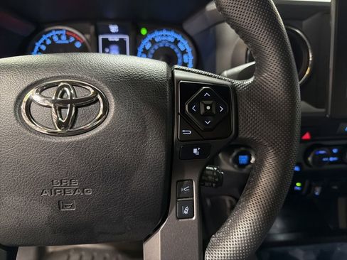 Used 2022 Toyota Tacoma TRD Sport w/ Technology Package image 18