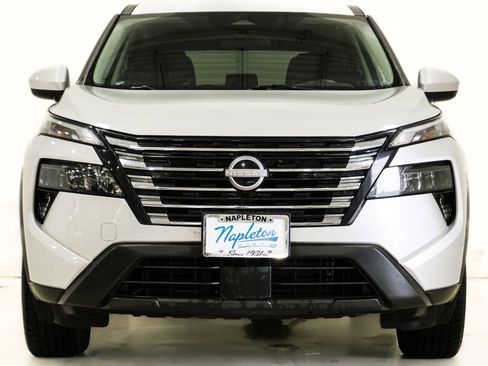 Used 2025 Nissan Rogue SV image 2