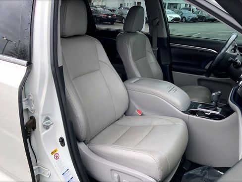 Used 2017 Toyota Highlander Limited Platinum image 8