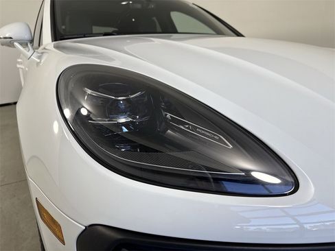 Certified 2023 Porsche Macan image 11