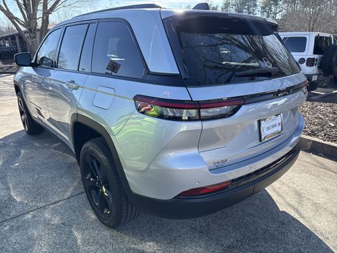New 2025 Jeep Grand Cherokee Altitude image 4