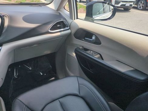 Used 2024 Chrysler Pacifica Touring-L FWD image 17