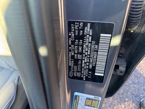 Used 2025 Hyundai Elantra Limited image 30