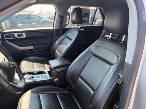 Used 2023 Ford Explorer XLT w/ Equipment Group 202A RWD image 9