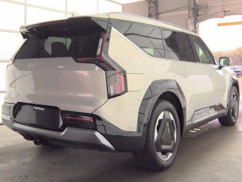 Used 2024 Kia EV9 Land AWD/4WD image 3