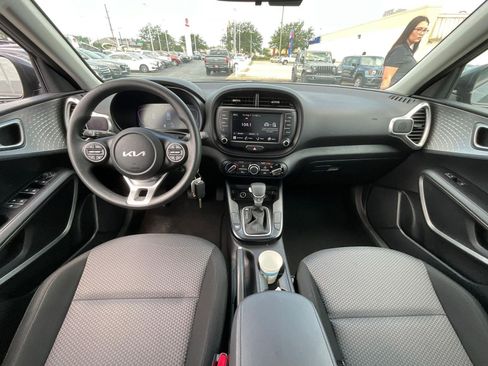 Used 2025 Kia Soul LX w/ LX Technology Package FWD image 8