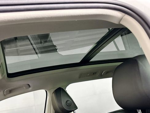 Certified 2023 Volkswagen Tiguan SE w/ Panoramic Sunroof Package image 19