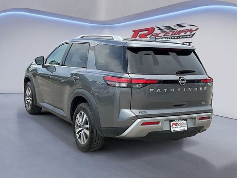 Used 2025 Nissan Pathfinder SL FWD image 3