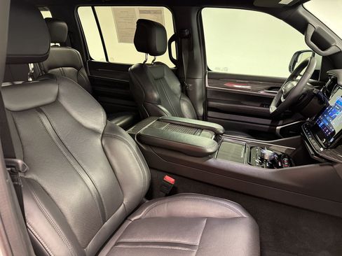 Used 2022 Jeep Wagoneer Series III AWD/4WD image 24