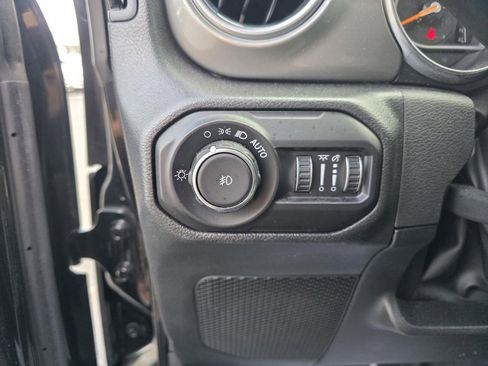 Used 2022 Jeep Wrangler Unlimited Sahara AWD/4WD image 15