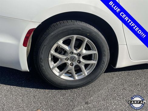 Used 2022 Chrysler Pacifica Touring-L image 8