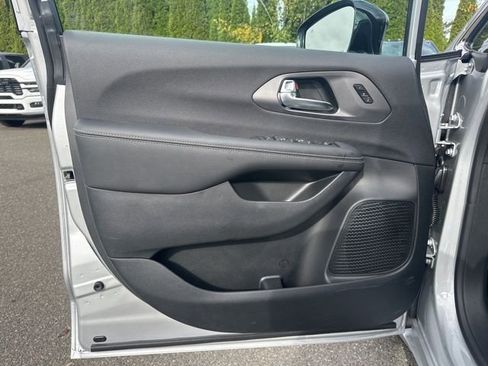 New 2026 Chrysler Pacifica Select image 8
