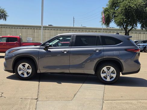 Used 2025 Toyota Highlander LE FWD image 6