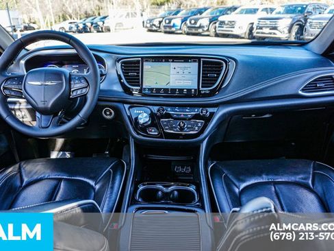 Used 2025 Chrysler Pacifica Limited image 28