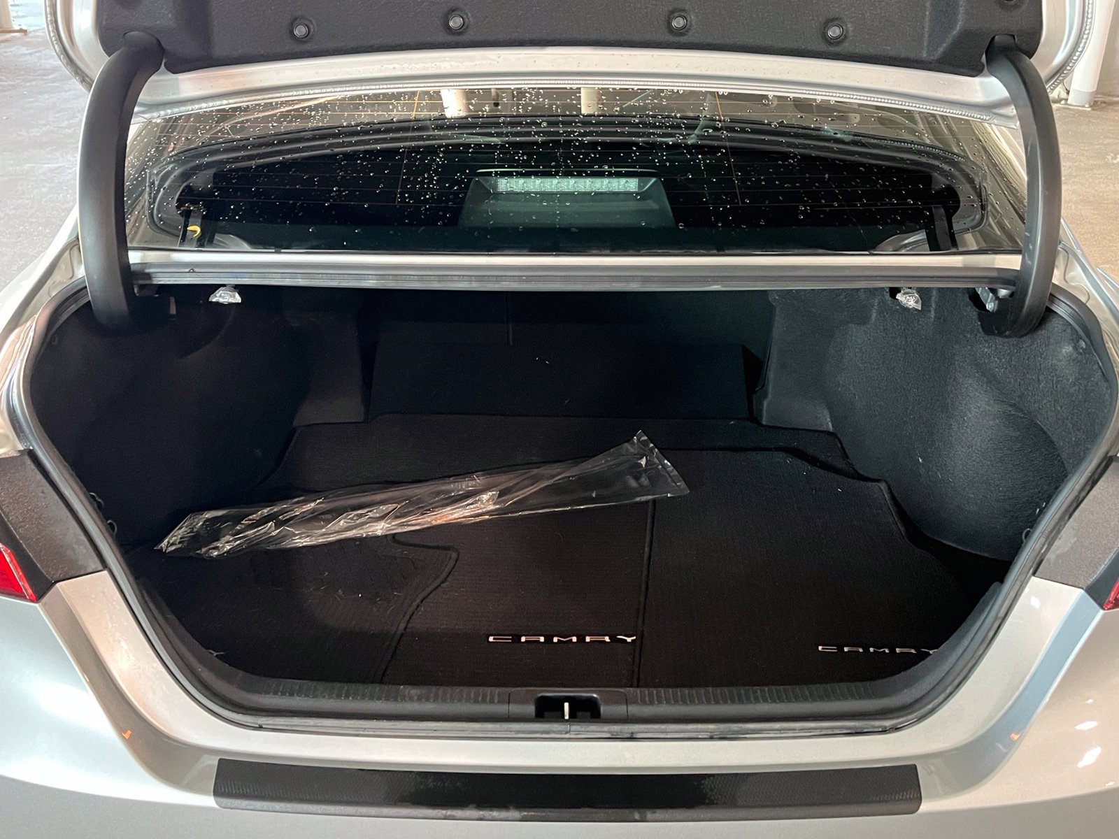 Used 2022 Toyota Camry SE w/ Carpet Mat Package (TMS) FWD image 10