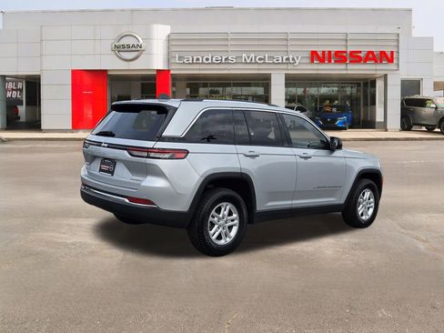 Used 2023 Jeep Grand Cherokee Laredo image 3