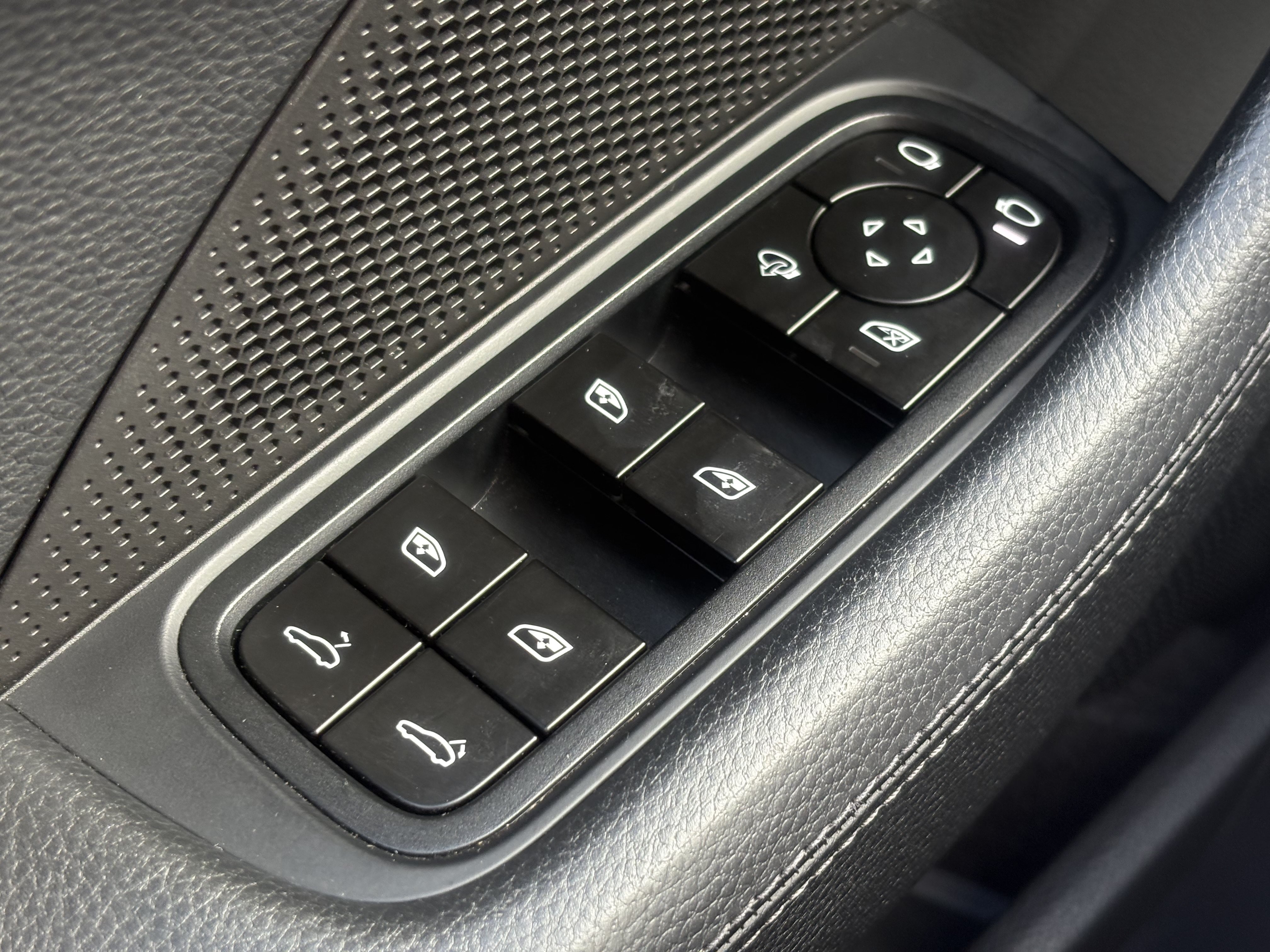 Used 2025 Porsche Panamera RWD image 28
