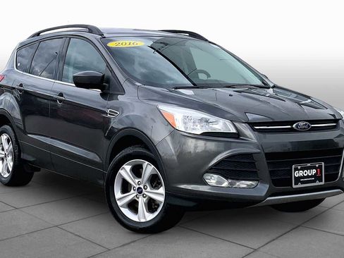 Used 2016 Ford Escape SE w/ Equipment Group 201A image 4