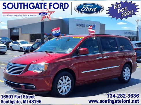 Used 2016 Chrysler Town & Country Touring w/ Driver Convenience Group FWD image 1