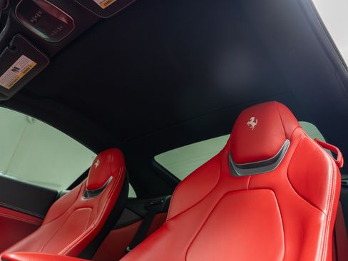 Used 2019 Ferrari Portofino RWD image 40