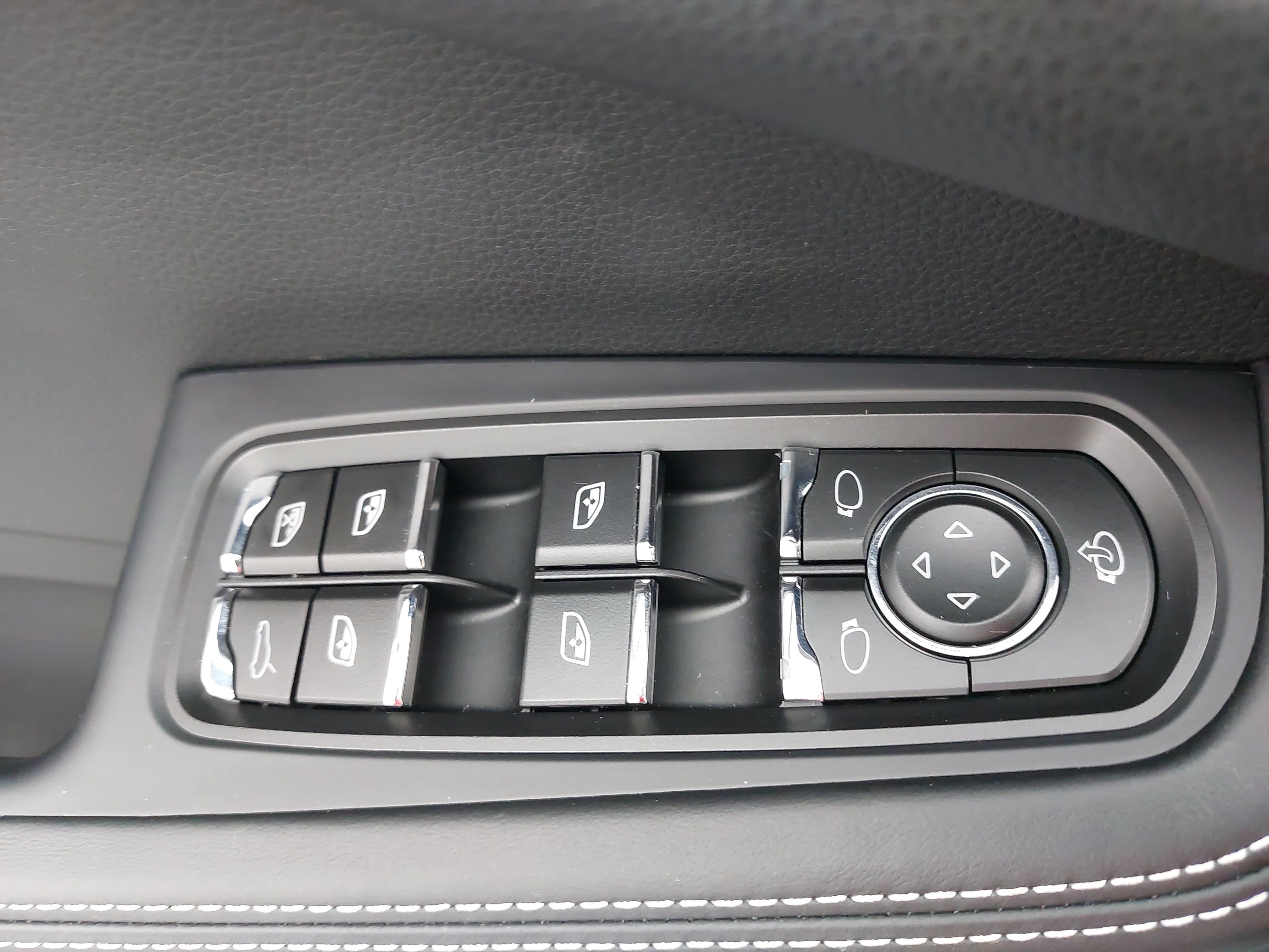 Certified 2026 Porsche Macan S AWD/4WD image 30