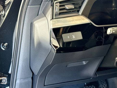 Used 2022 Audi e-tron Premium w/ Convenience Plus Package image 10