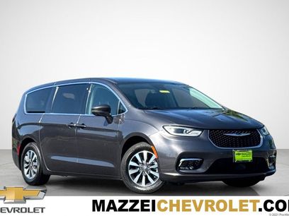 Used 2022 Chrysler Pacifica Touring-L w/ Uconnect Theater Family Group