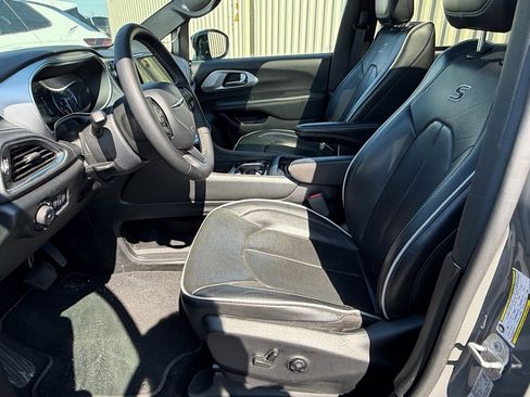 Used 2025 Chrysler Pacifica Limited image 5