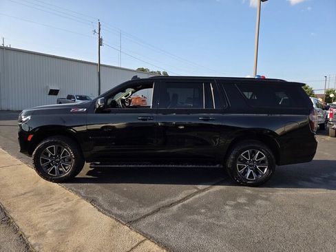 Used 2023 Chevrolet Suburban Z71 w/ Luxury Package AWD/4WD image 4