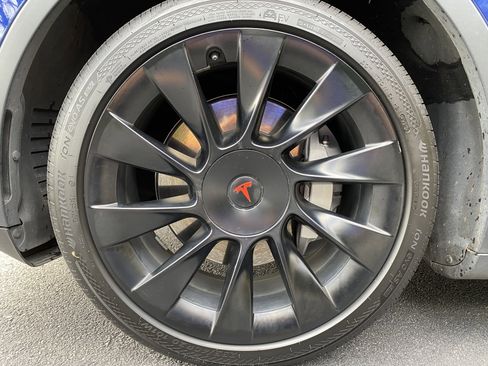 Used 2022 Tesla Model Y Long Range image 35