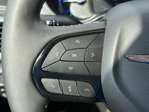 Used 2024 Chrysler Pacifica Limited FWD image 15