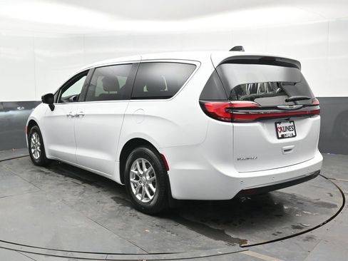 New 2026 Chrysler Pacifica Select FWD image 8
