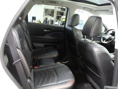 Used 2022 Nissan Pathfinder Platinum w/ Cargo Package AWD/4WD image 31