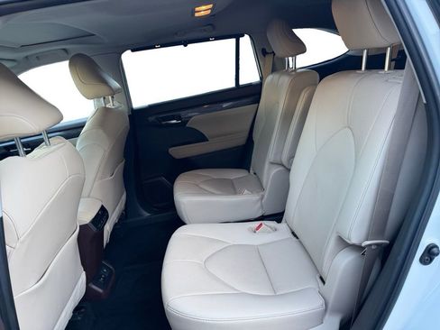 Used 2021 Toyota Highlander Limited image 31