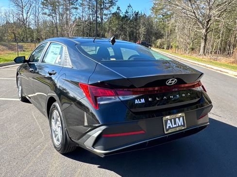 New 2026 Hyundai Elantra SE image 3