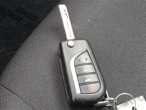 Used 2021 Toyota Corolla LE image 29