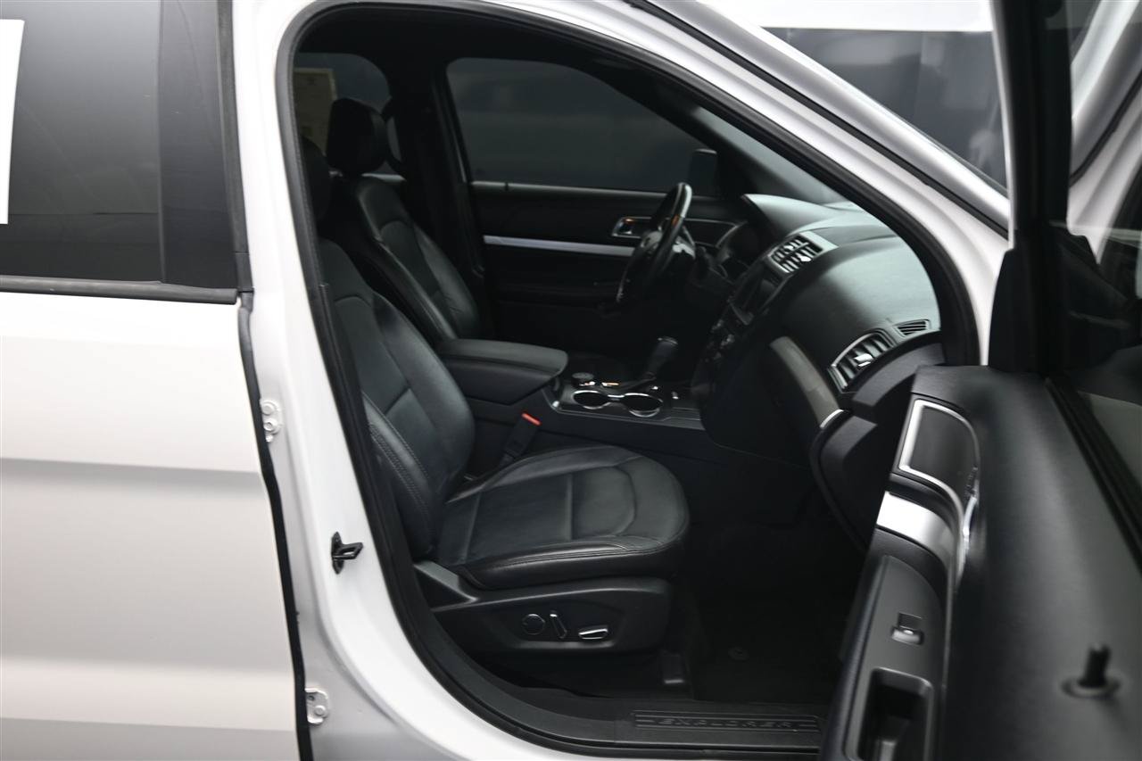 Used 2017 Ford Explorer XLT w/ Equipment Group 202A AWD/4WD image 9