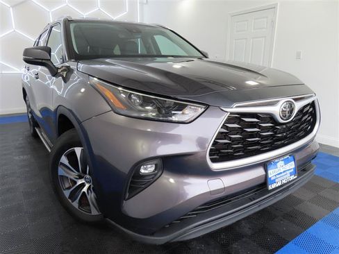 Used 2022 Toyota Highlander XLE FWD image 2