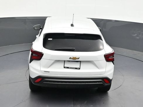 Used 2024 Chevrolet Trax LS w/ LS Convenience Package FWD image 18