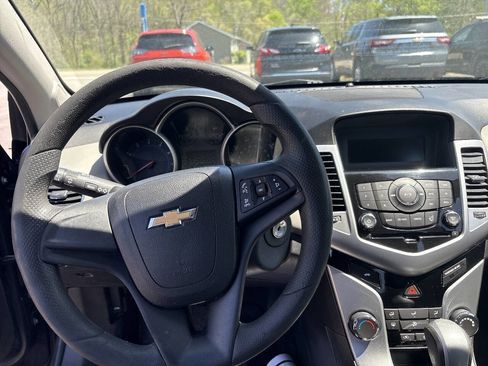 Used 2015 Chevrolet Cruze LS FWD image 13