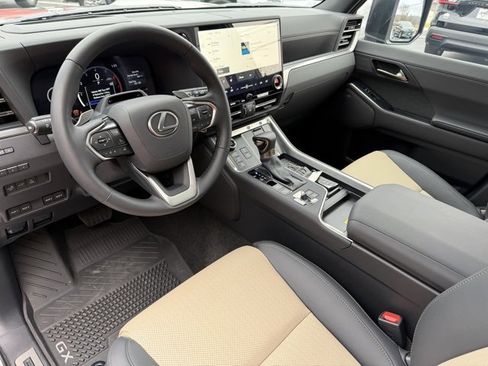 Used 2025 Lexus GX 550 image 9