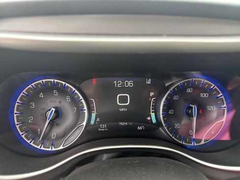 Used 2023 Chrysler Pacifica Touring-L FWD image 34