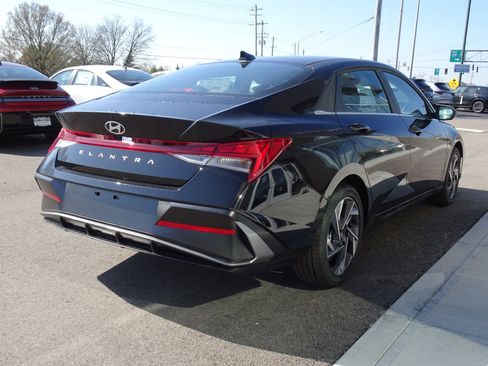 New 2025 Hyundai Elantra SEL image 6
