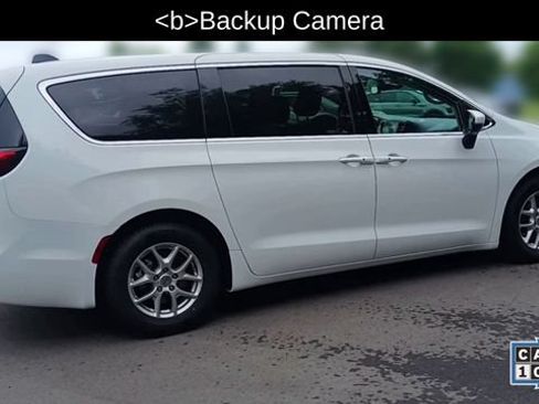 Used 2023 Chrysler Pacifica Touring-L FWD image 3
