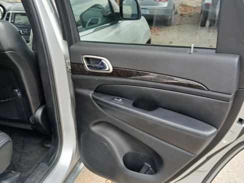 Used 2011 Jeep Grand Cherokee Laredo image 16