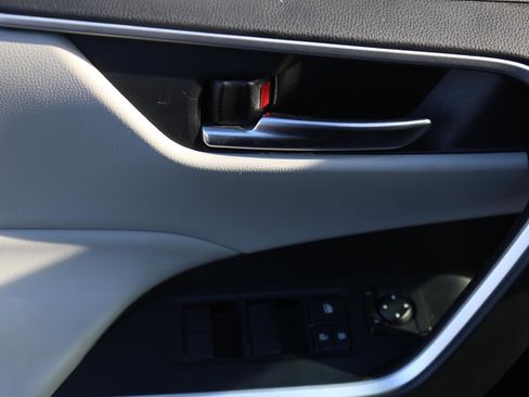 Used 2020 Toyota RAV4 XLE image 3