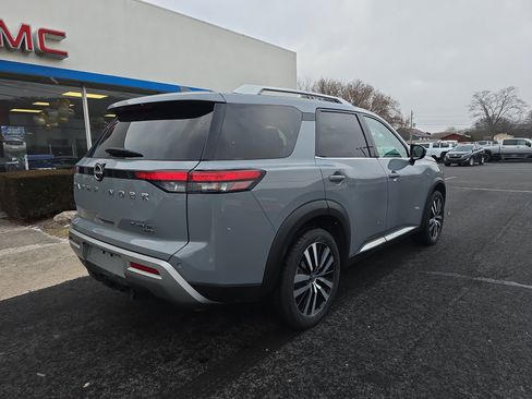 Used 2023 Nissan Pathfinder Platinum image 3