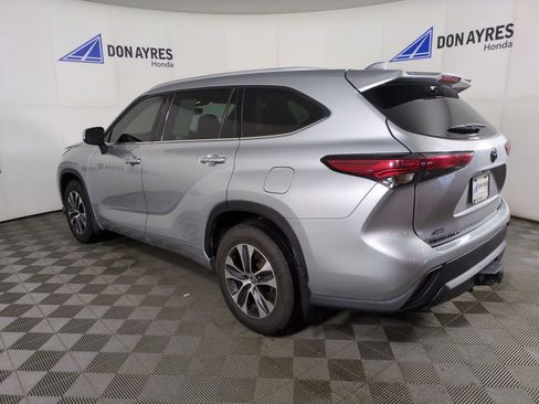 Used 2022 Toyota Highlander XLE image 3
